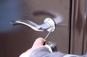 Замена дверной ручки металлической двери в Златоусте