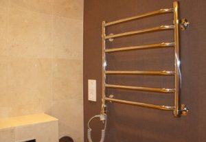 Установка электрического полотенцесушителя в ванной в Златоусте